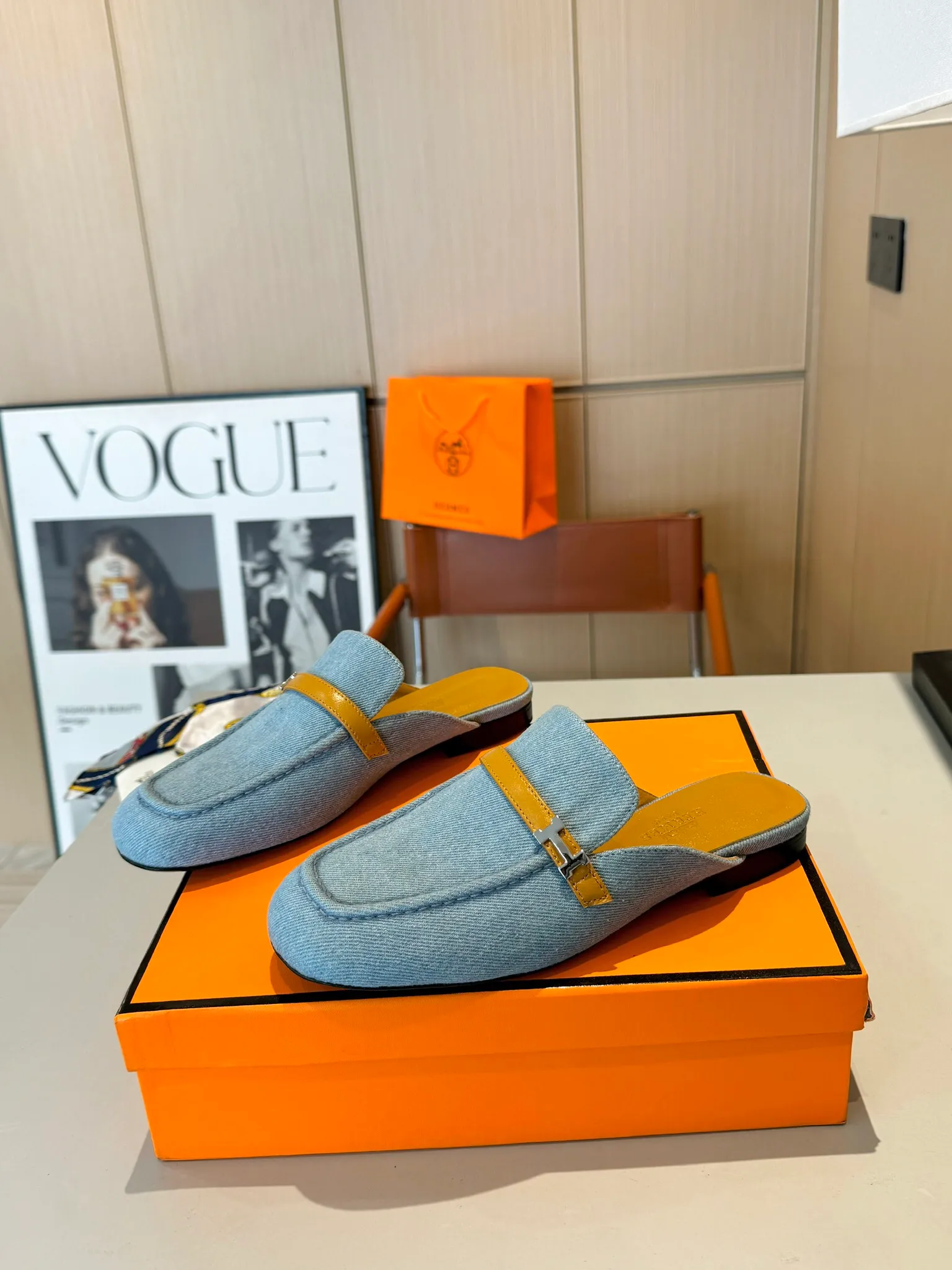 👟👟Ex-factory price 520👟👟 Hermes Groupie square-toe H-buckle mules, half-drag high heels and flat heels; the foot feel at the counter is invincible, groupie Mule shoes are made of h-buckle canvas and calfskin with mini silver Paris shoe buckles and contrasting piping. They are super beautiful in real life. Upper: imported original calfskin/original molded fabric. Lining: sheepskin. Outsole: Italian genuine leather outsole. Original packaging. Heel height: 5cm and 2 types of flat heel. Size: 35-41 (customized in size 42). Color: 6 colors.